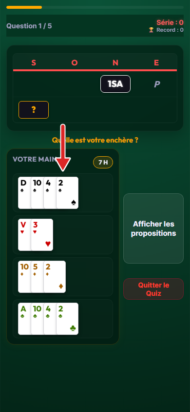 Écran d'un quiz d'enchères, main affichée en vraies cartes, flèche sur la main